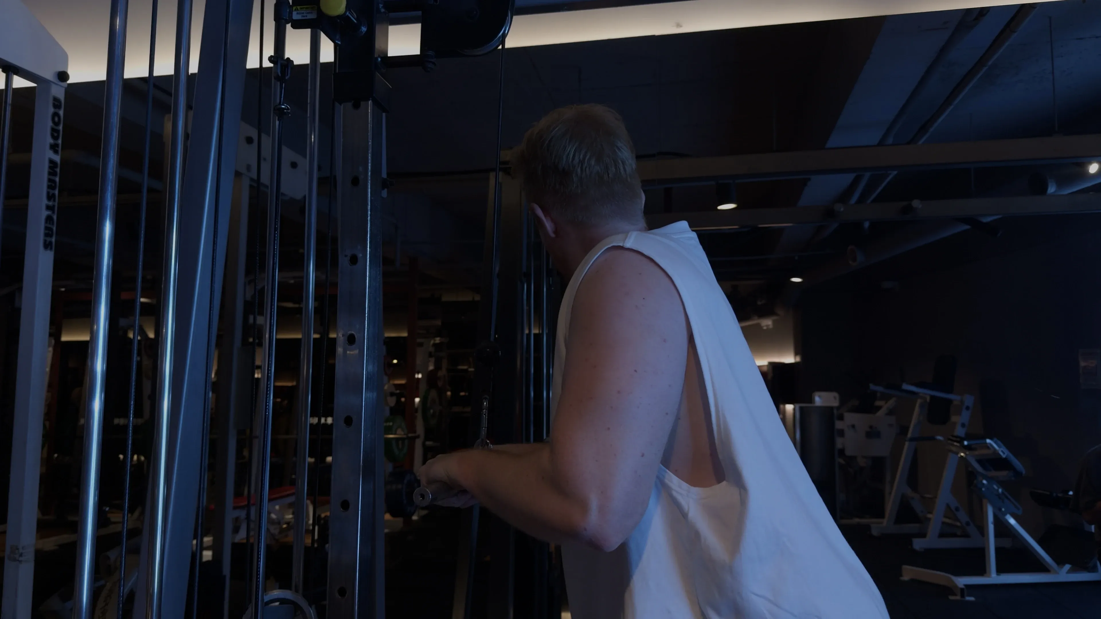 케이블 트라이셉스 푸시다운